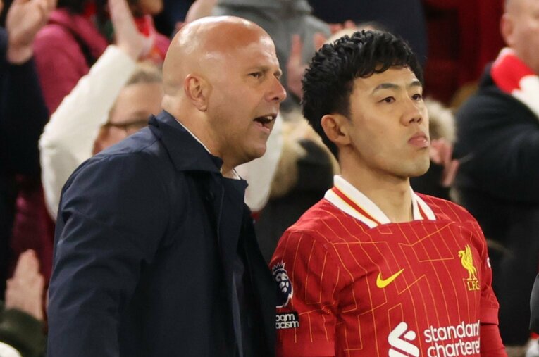 スロット監督と遠藤航32歳。リバプールはプレミアリーグ優勝が近づくが、遠藤はスタメン落ちが続く ／ photograph by AFLO