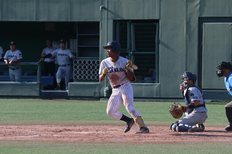 恵まれた体躯からのフルスイングは豪快そのもの　©︎Fumi Sawai