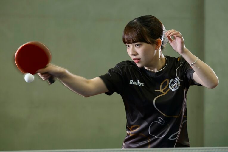 青学大3年生で、Tリーグでもプレーするカットマン・小林りんご【スワイプするとそのほかの写真もご覧になれます】　©Hirofumi Kamaya