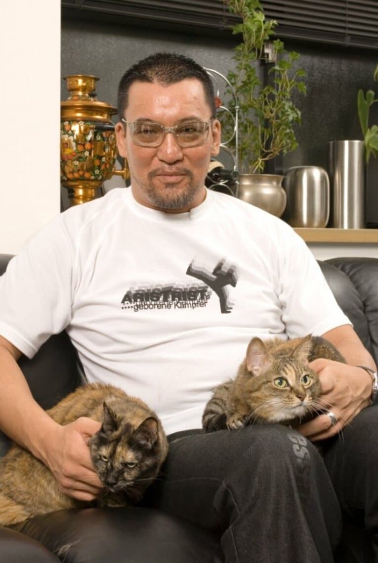 ネコを愛でる蝶野正洋 ／ photograph by BUNGEISHUNJU