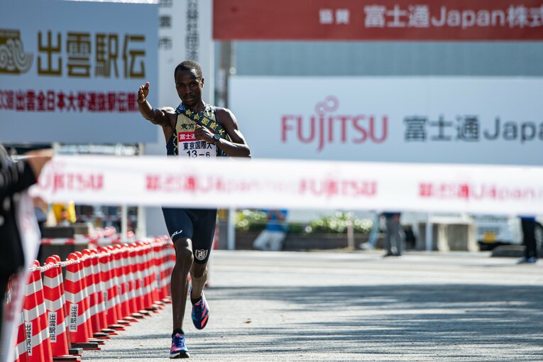 出雲駅伝、ゴール寸前のヴィンセント（東国大）。足元をよく見ると、アディダス製シューズであることがわかる　©Nanae Suzuki