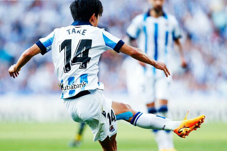 久保建英22歳誕生日に「タケはアイドル」日本語ボードの子供、メッシっぽい新ユニ姿やソシエダ主将との別れ…カメラマンが見た“幸せな最終節”(34)