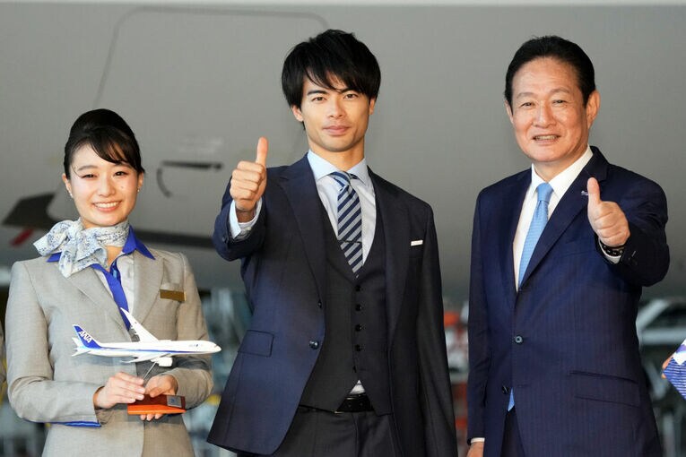 ANAとのスポンサー契約が決まった三笘は、発表会見でサムアップポーズ　©Getty Images