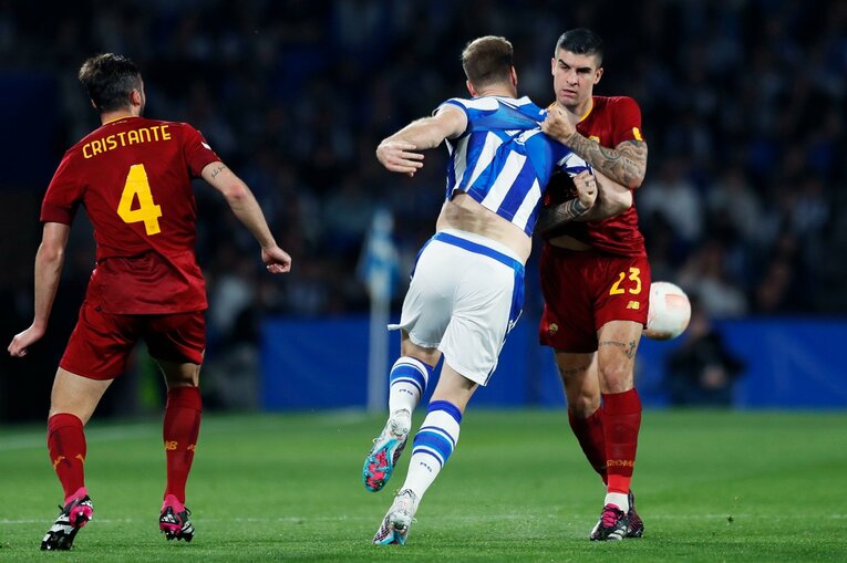 久保建英がELで味わった「先発落ち→敗退」での怒り・悲しみを撮った「タケ！と不調ソシエダサポが期待したが…」〈代表合流前にゴール〉(21)