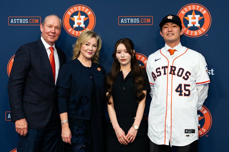 「す、素敵…」入団会見で。アストロズのオーナー夫妻と今井夫妻　©Getty Images