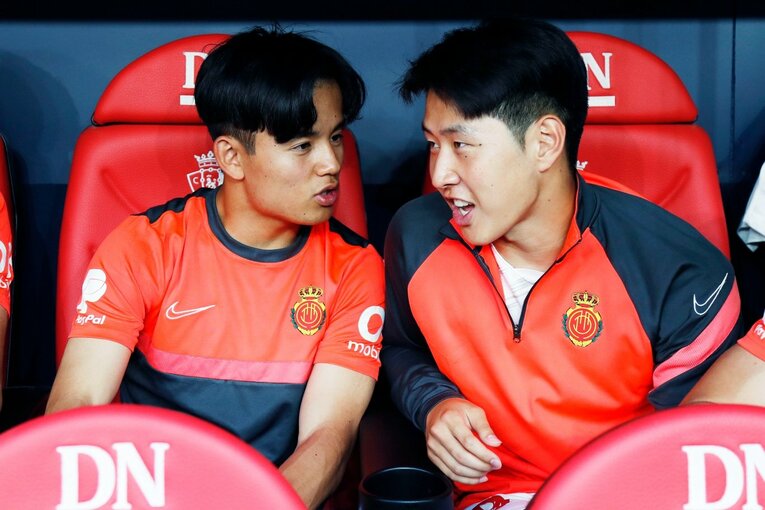 久保建英がGK姿？奇跡の残留に歓喜、“ズボンを抜いだお宝写真”も… 「苦しんだタケのリーガ3年目」をカメラマン視点で振り返る(11)