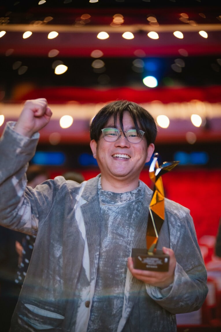 映画監督の蔦哲一朗。今年4月、長編第2作『黒の牛』が第49回香港国際映画祭コンペティション部門にて日本映画としては史上初となる最高賞を授賞した ©nikonikofilm