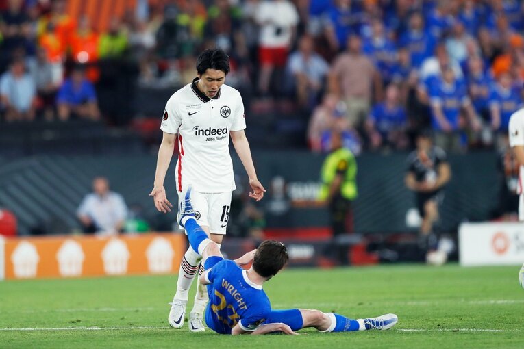 鎌田大地の号泣と“日の丸スパイク”に思い出す4年前の「カタールW杯には絶対出たいですよ」 長谷部誠とのEL優勝写真に“秘められた熱量”とは(31)