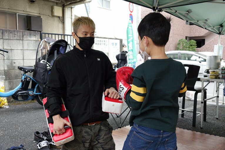 今年2月、『ピース食堂』に参加して子供たちに格闘技を教える風音　©Koji Fuse