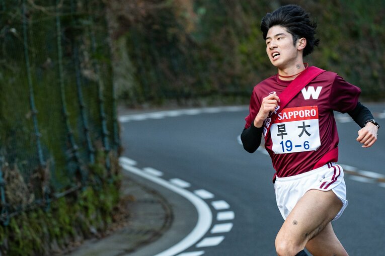 先輩と同じ2020年の箱根では6区を走った半澤。区間19位とブレーキしたものの、武器のスピードを見せた　©Nanae Suzuki