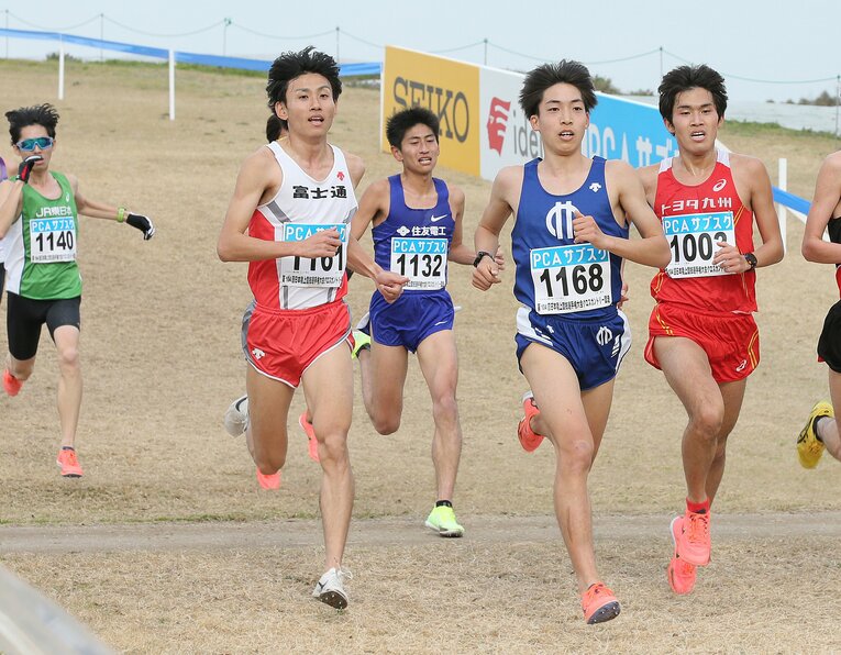 福岡クロカン男子10kmを力走する三浦龍司（右から2人目）　©JIJI PRESS