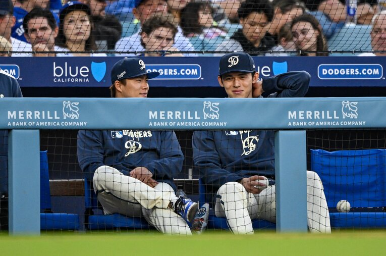 ベンチで談笑する山本と佐々木　©Nanae Suzuki