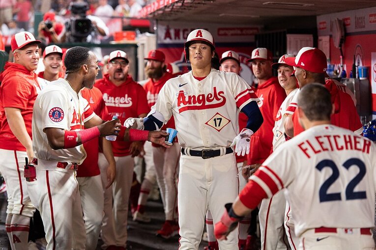 【エンゼルス時代の秘蔵愛されショット】8月31日のヤンキース戦にて、ベンチで仲間たちから祝福される大谷だったが… ／ photograph by Nanae Suzuki