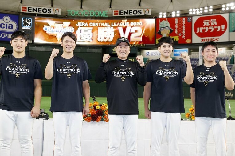 巨人は2連覇。丸は広島時代を含めて“ひとり五連覇”を達成した ／ photograph by Kyodo News