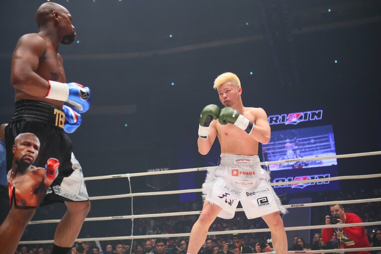 2018年の大晦日、RIZINのリングでフロイド・メイウェザー・ジュニアと対峙する那須川天心　©RIZIN FF