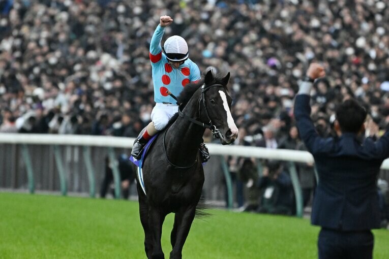 拳を突き上げ、感極まるルメール　©Keiji Ishikawa