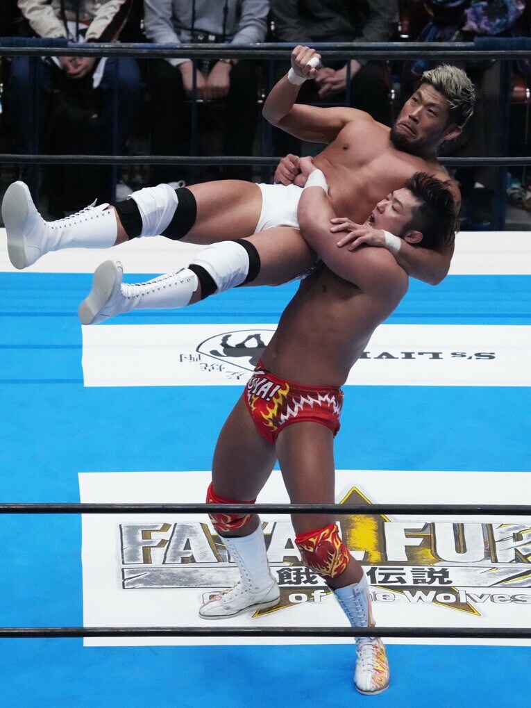 SANADAにバックドロップを放つ上村優也　©Essei Hara