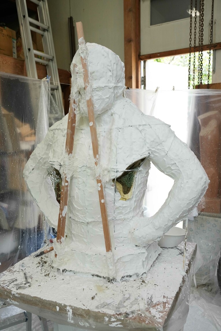 角材も当てられた猪木像