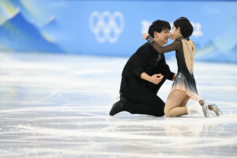 北京五輪のフリー演技後、抱き合う2人　©️Asami Enomoto/JMPA