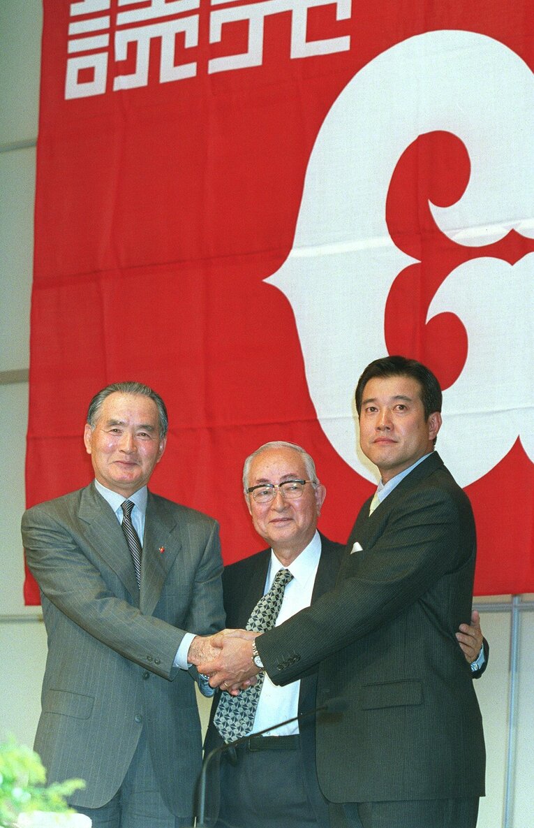 退任記者会見で握手する（左から）長嶋茂雄監督、渡辺恒雄球団オーナー、新監督に就任する原辰徳ヘッドコーチ（2001年9月）　©︎JIJI PRESS