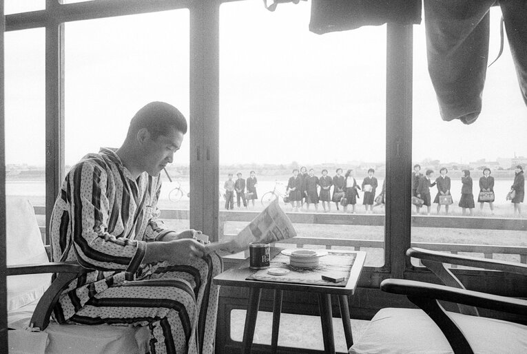 タバコを吸う現役時代の長嶋茂雄（1960年宮崎キャンプ）©︎BUNGEI SHUNJU