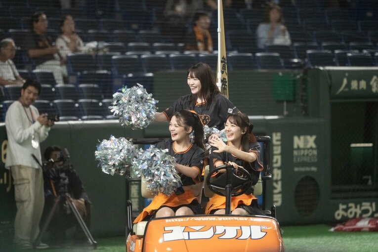 試合を盛り上げる巨人の公式マスコットガール「VENUS」　©Hideki Sugiyama