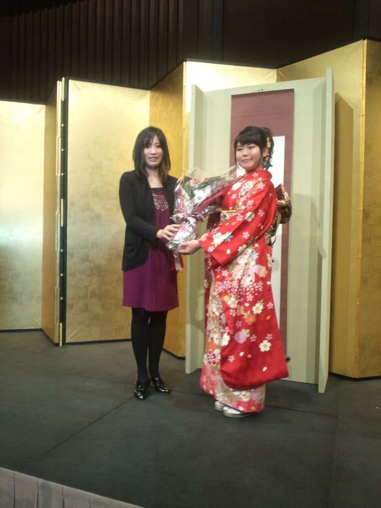 2015年の加藤桃子女流王座(右)の就位式で女性囲碁棋士が花束贈呈　©Noboru Tamaru