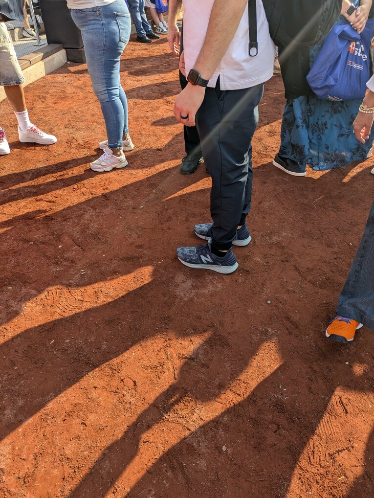 試合前のフィールドにいるファンたち　©Shoko Mizutsugi　