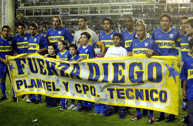 病に倒れたマラドーナへ激励のメッセージを送るボカ・ジュニオルスの選手たち（2004年）©︎Reuters/AFLO