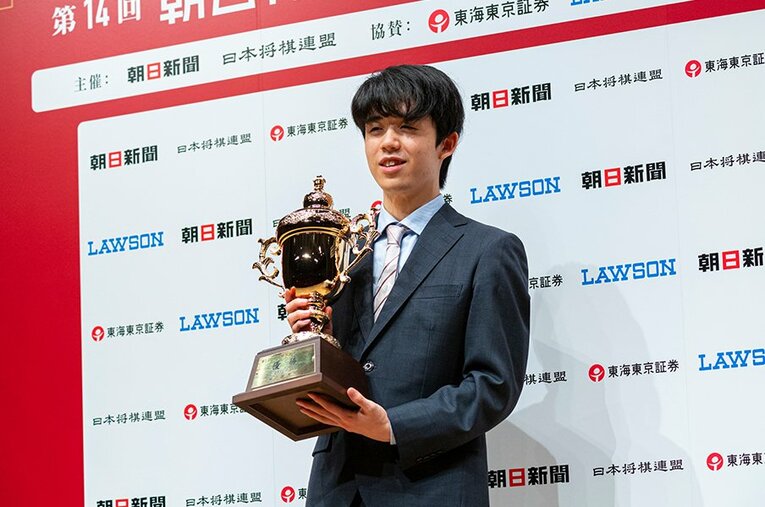 準決勝と決勝を大逆転で勝ち、3度目の朝日杯優勝を果たした藤井二冠 ／ photograph by Takuya Sugiyama