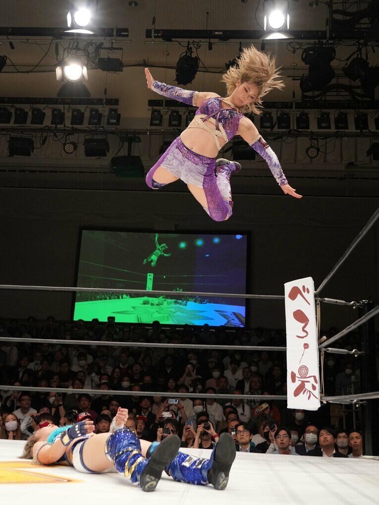 高い跳躍のフライングボディプレスを炸裂させる天麗皇希　©Essei Hara