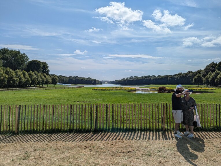 ヴェルサイユ宮殿を背景に記念撮影する人も　©JMPA