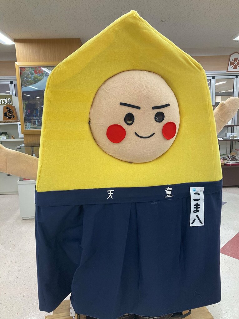 天童駅前の物産販売店にいた「天童こま八」君