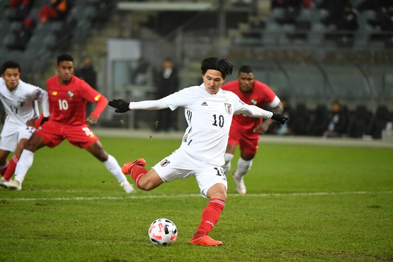 61分、南野拓実がGKに倒されPKを奪取。先制点を決めた　©JFA