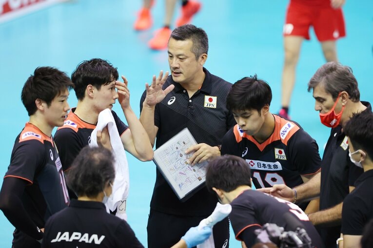 高橋を日本代表に抜擢した中垣内監督（中央）ら首脳陣も、その成長に期待を寄せている　©︎YUTAKA/AFLO SPORT