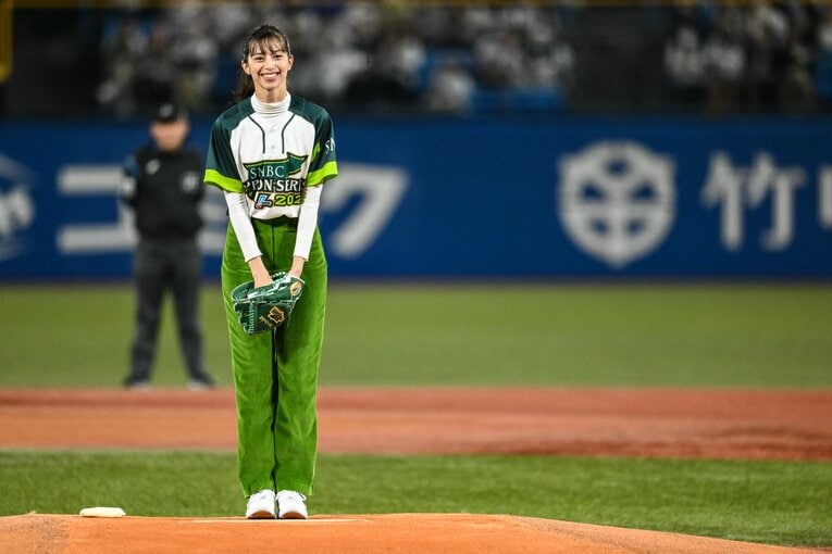 日本シリーズ2022の第2戦、神宮球場のマウンドで始球式を務めた中条あやみの投球！©︎Nanae Suzuki