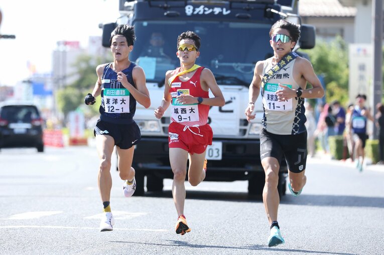 出雲駅伝では1区で区間11位と力を発揮しきれなかった松井海斗（左）　©AFLO