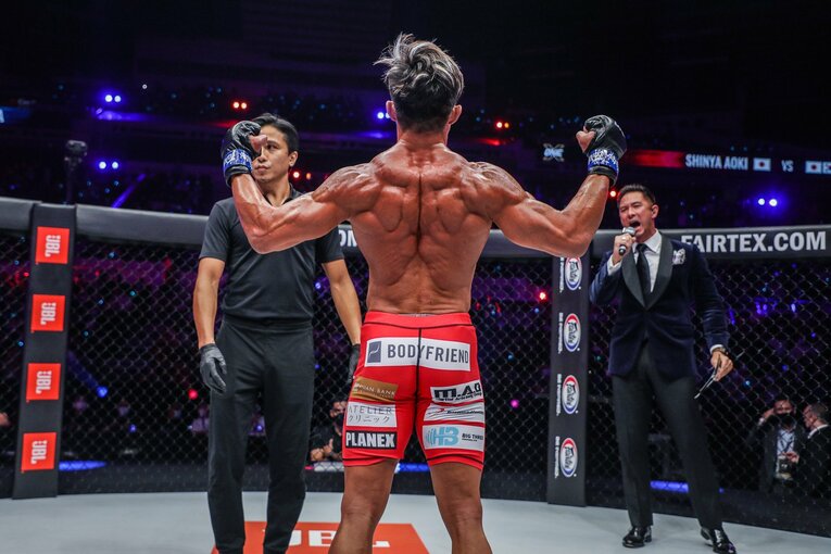 「那須川天心や武尊とは違うんですよ、僕は」青木真也が因縁の秋山成勲に大逆転KO負け…帰国して語った本音とこれから「50歳になっても」(17)