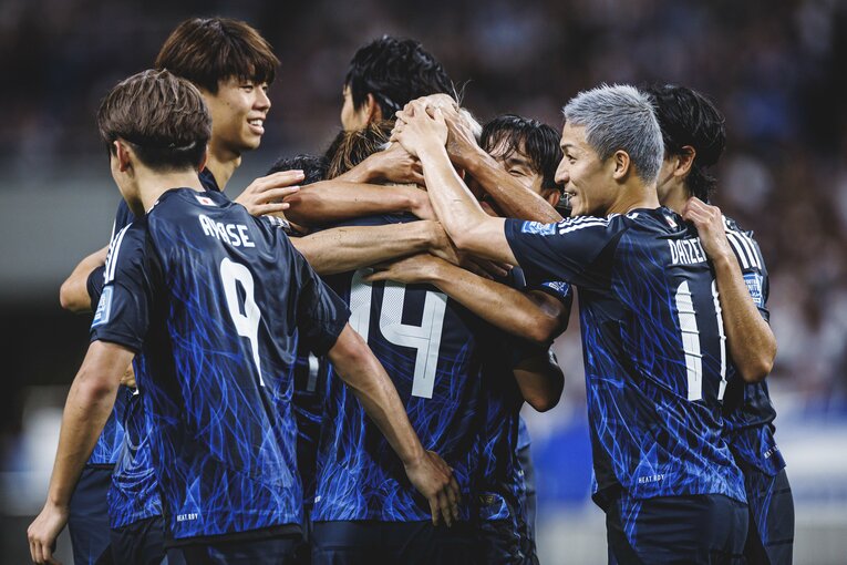 歓喜の輪の中でもみくちゃにされる伊東純也（11枚目／全15枚）©Kiichi Matsumoto