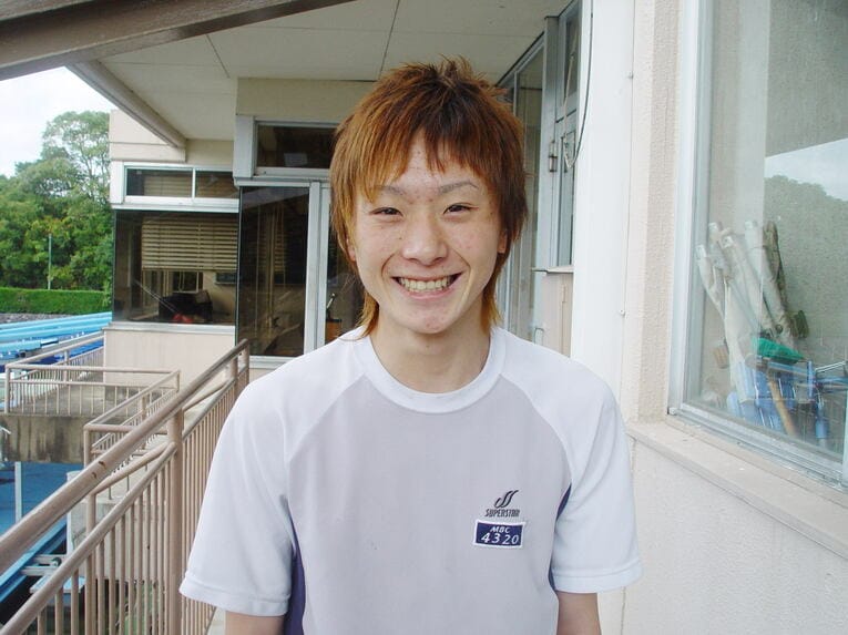 デビュー当時の峰。あどけなさを残した笑顔がチャーミングだ　©ボートレースからつ