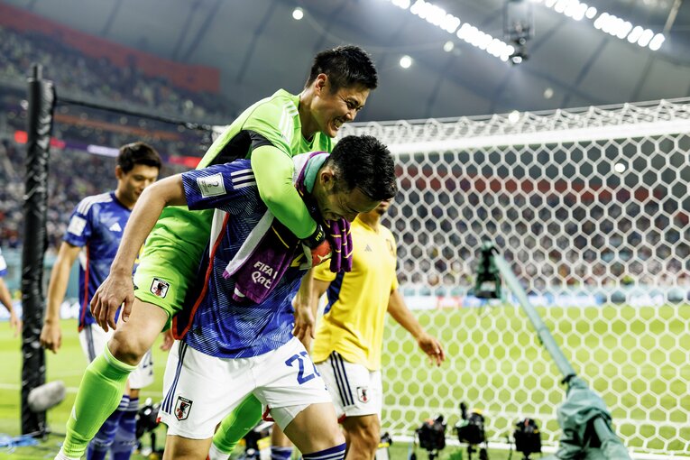 スペインに勝利し、吉田とじゃれる川島　©Kiichi Matsumoto／JMPA