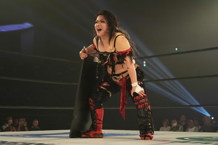 折れたテーブルの板を手にする鈴季すず。ハードコアマッチの戦い方は体に染み付いている　©Essei Hara