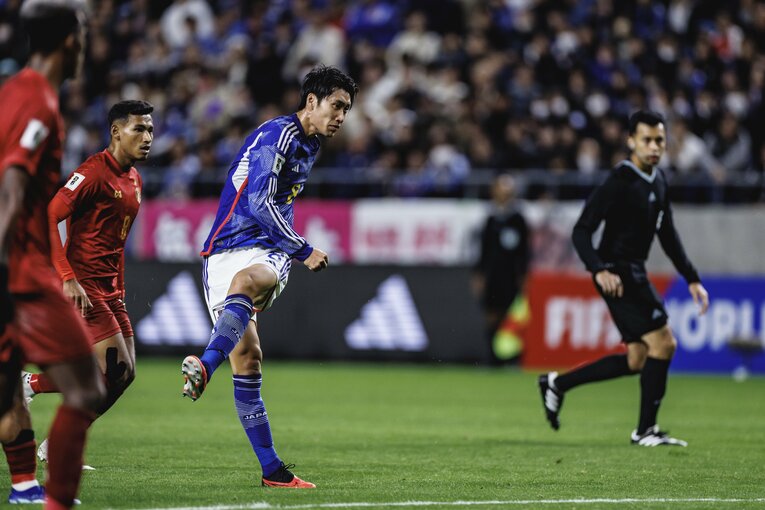 鎌田大地の「美しいミドルシュートフォーム」©Kiichi Matsumoto