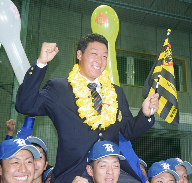 阪神から1位指名を受けて、はにかみ笑顔を見せる白鴎大・大山悠輔（2016年）　©JIJI PRESS
