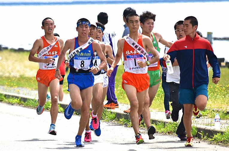 青森山田高時代の田澤（ゼッケンナンバー8）。今や駒大の絶対エースだ ／ photograph by Aomori Yamada High School