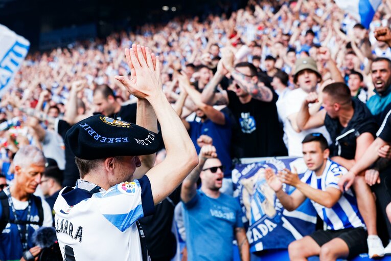 久保建英22歳誕生日に「タケはアイドル」日本語ボードの子供、メッシっぽい新ユニ姿やソシエダ主将との別れ…カメラマンが見た“幸せな最終節”(54)