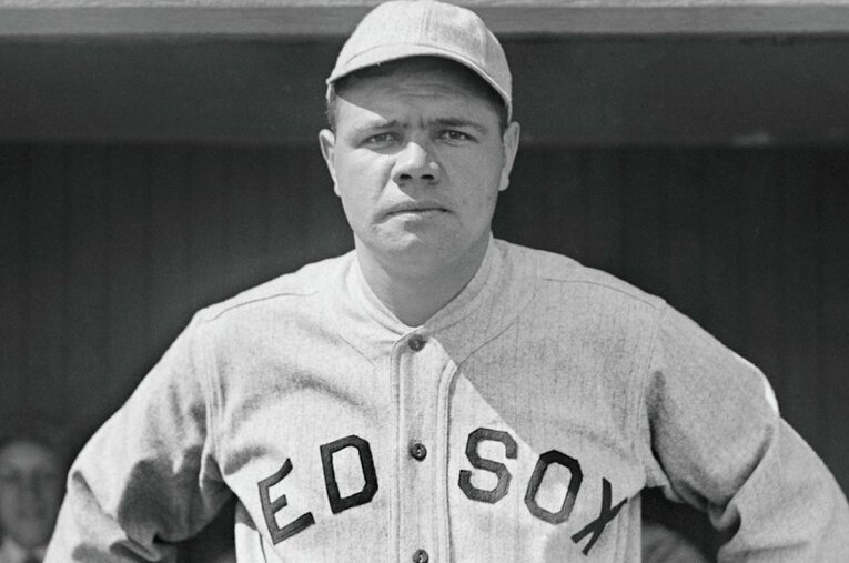 レッドソックス時代のベーブ・ルース。全寮制の矯正施設で育った“悪ガキ”は、いかにして伝説の野球選手になったのか？ ／ photograph by Getty Images
