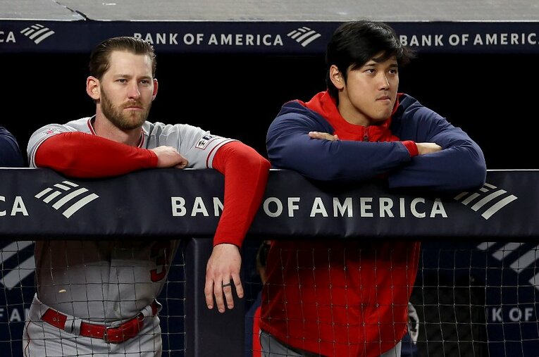 ベンチで戦況を見つめるテイラー・ウォードと大谷翔平。ともに2018年にエンゼルスでメジャーデビューを果たし、大きく飛躍を遂げた ／ photograph by Getty Images