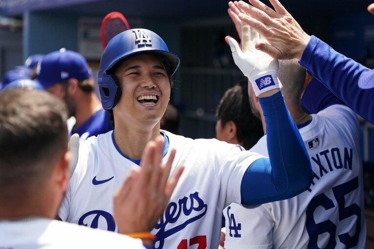 9号先制ホームランを放ち、チームメイトの祝福に満面の笑顔で応える大谷翔平　©︎Shizuka Minami