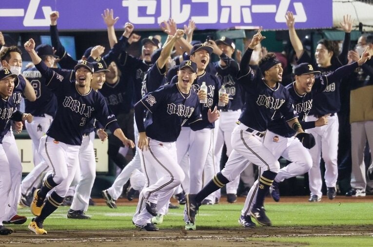 序盤は下位に沈んだが、後半戦の巻き返しでパ・リーグ連覇を達成したオリックス ／ photograph by JIJI PRESS